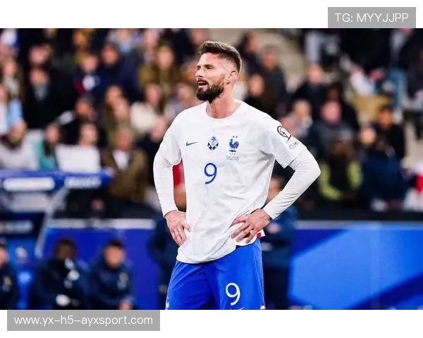 AC米兰三脚配合攻入禁区，吉鲁转身劲射破网