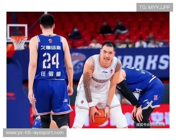 CBA 新星怒砸篮球！情绪失控被队友劝阻